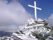 La croce di vetta in veste invernale