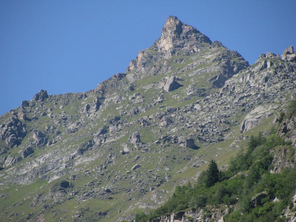 Il Becco dell'Alpetto visto da fondovalle