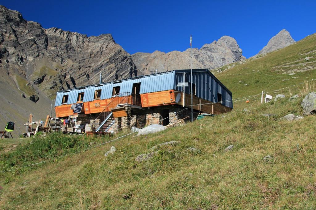 il Refuge des Aiguille d'Arves m. 2260, punto d'appoggio per la salita (28-8-2011)