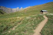 il comodo sentiero che sale a mezzacosta verso il rifugio (28-8-2011)