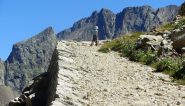 carrareccia ex militare che costeggia i laghi di fronte all'Argentera