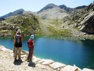 Lago Mediano - sul dosso a sx il Biv. Guiglia