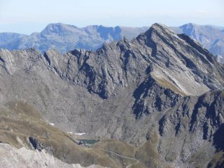 03 - dalla cima dettaglio Bric Bucie e Lago Verde