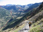 Laura poco prima del colle Bravaria, alle spalle il tratto percorso.
