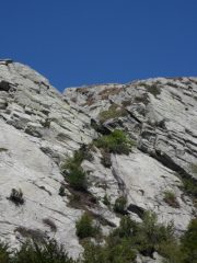 la placconata su cui corre la via (a destra)