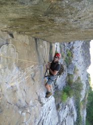 traverso sotto la roccia