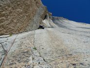 2° tir in fessura nel diedro..solo un chiodo in uscita (foto M. Sanguineti)