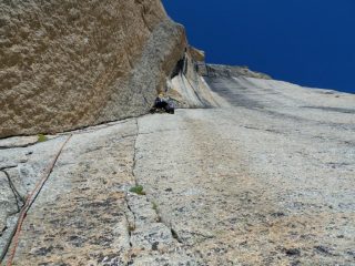 2° tir in fessura nel diedro..solo un chiodo in uscita (foto M. Sanguineti)