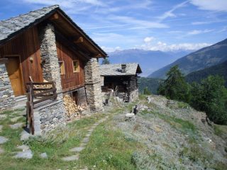 ritorno ad Arpilles,a destra il casotto del guardiaparco...