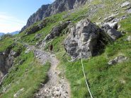 Il sentiero oltre la parete rocciosa