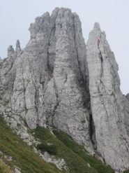 Il Campaniletto del Rifugio con l'evidente fessura-camino nella parte superiore della via