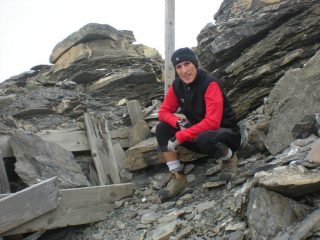 in vetta ai piedi di quel che resta di un ex ricovero