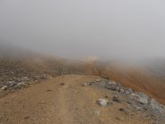 01 - da sotto alle nuvole si intravede un pò di sole in cima