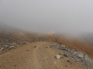 01 - da sotto alle nuvole si intravede un pò di sole in cima