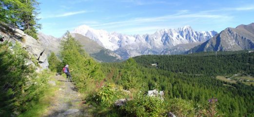 spettacolare panorama sul gruppo del Bianco  poco dopo l'inizio della salita al colle della Croce...