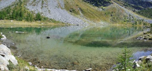 in riva al lago di Arpy  con forte presenza di turisti...