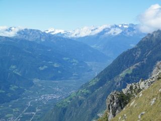 Oltre l'ampio solco della Val Venosta si riconoscono (da dx): Ortles, Gran Zebrù e Cevedale