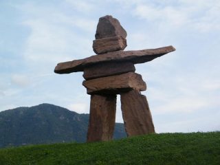 Ometto (?) di sassi all'interno del castello