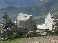 Casa distrutta da un masso