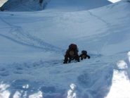alpinisti in salita verso l'uscita in cresta