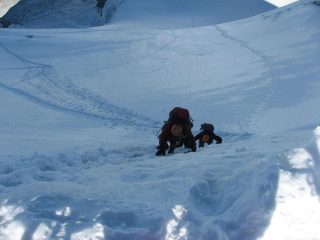 alpinisti in salita verso l'uscita in cresta