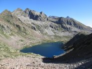 Lago di Valscura Inferiore, ben visibile il sentiero a sinistra