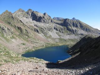 Lago di Valscura Inferiore, ben visibile il sentiero a sinistra
