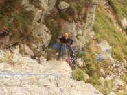 Davide comodamente seduto mentre fa sicurezza sul primo tiro