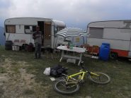 simpatico incontro a 1600m. sopra oncino: un pastore indiano, mi offre un caffè e parliamo molto di noi...