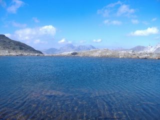 laghetto al bregalga pass. Sullo sfondo il piz platta