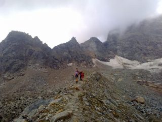 Il sentiero sulla dorsale che sovrasta il ghiacciaio della Capra