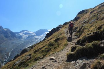 Claudio sale nella parte bassa del sentiero per la Mischabel Hutte (10-9-2011)