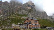 Rifugio all'ombra di severe vette...