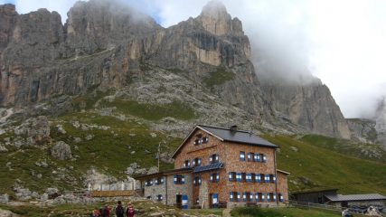 Rifugio all'ombra di severe vette...