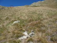 Attenzione a seguire il sentiero e non deviare a sinistra verso l'ometto in cresta