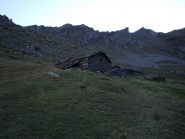 vecchio alpeggio nel vallone sotto il colle Rosset...