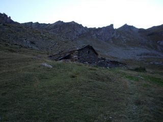 vecchio alpeggio nel vallone sotto il colle Rosset...