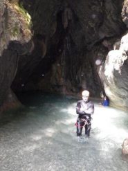 Ugo con la grotta sullo sfondo