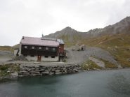 Lago, rifugio e cima
