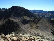 Il costone di salita con dietro la Cima D'Orgials e l'imponente Cima della Lombarda