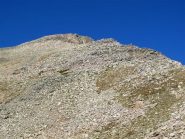 Il costone di salita con l'evidente ometto che segnala il percorso