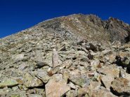 Salendo lungo l'ampio costone, ometti