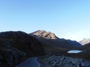 21 - dal Nivolet già in ombra si vede ancora illuminata dal sole la cima Del Tau Blanc