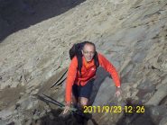 Davide in salita sulle placche sopra il colle