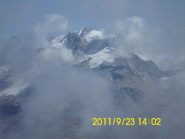 Il Gran Paradiso fa capolino tra le nebbie