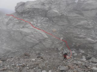 09 - si attraversa un ruscello in mezzo alle morene dell'ex-ghiacciaio