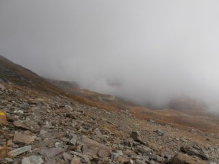 05 - lungo traverso sotto il Niblè, numerosi bolli gialli sul sentiero