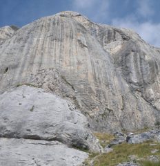 pochi metri dalla base. Puntini=soste