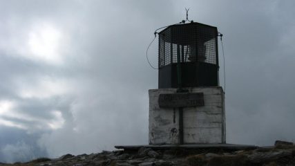 Faro tra le nubi