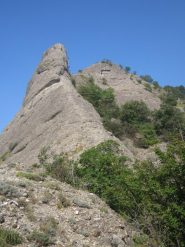 La Biuca con il bivacco Città di Busalla  a destra